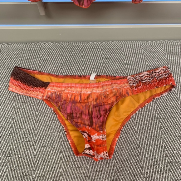 RED BIKINI - Picture 4 of 7